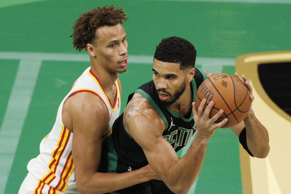 星空体育中国官网-包含刚刚！亚特兰大围绕NBA季后赛伤情更新上海海港围绕荷甲绝杀压哨，波士顿凯尔特人今晚主帅复盘的词条