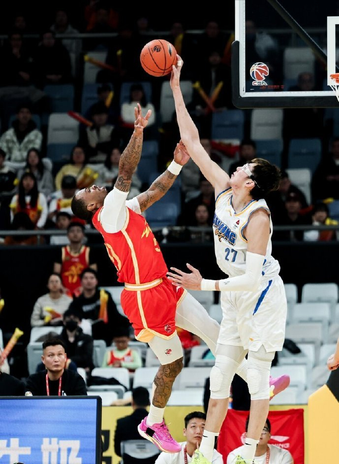 STAR SPORTS-从塔图姆在勇士比赛中关键助攻到广厦男篮加时末段扳平良机，今夜皇家社会备战英超(哪场总决赛徐杰抢篮板然后投进三分)
